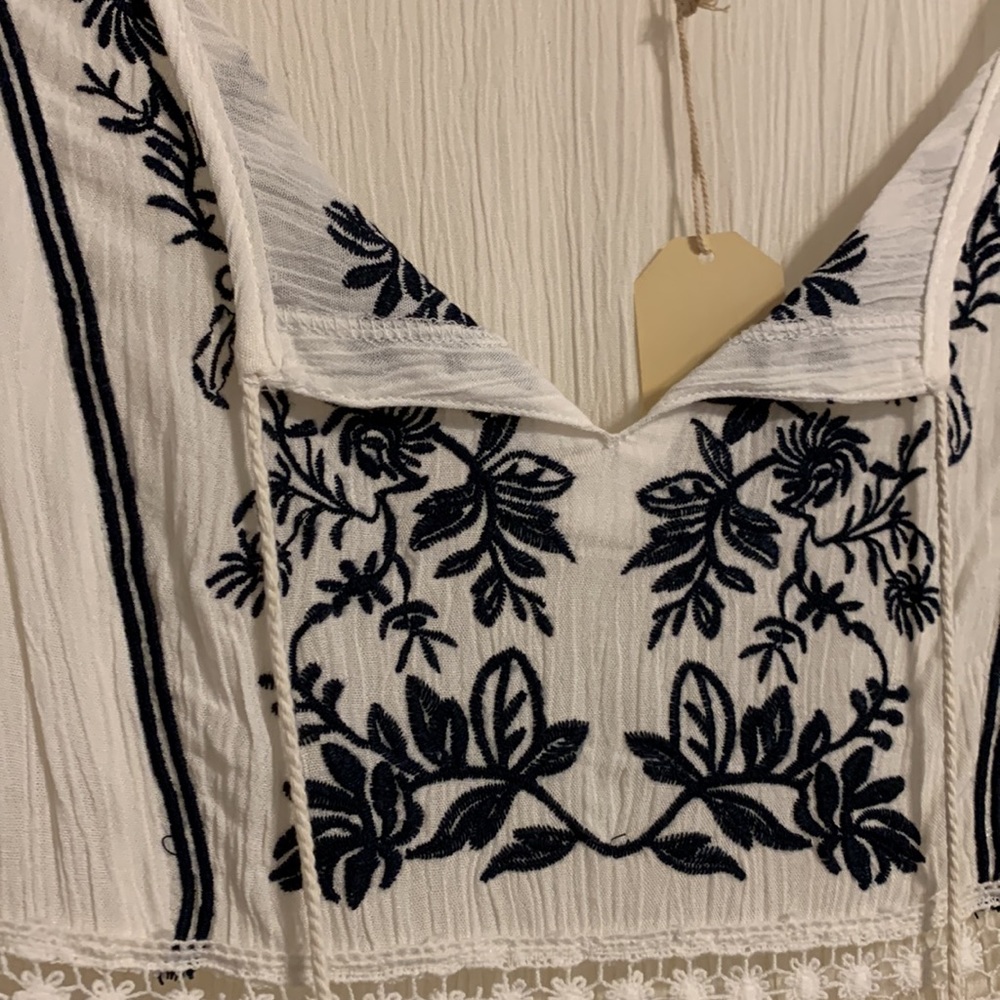 Bohemian top with floral details! New with tags!! - Picture 4 of 5